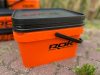 ROK 10 literes Szögletes Csalis vödör + betét + tető szett - Square Bait Bucket + Basin Black set - Narancs